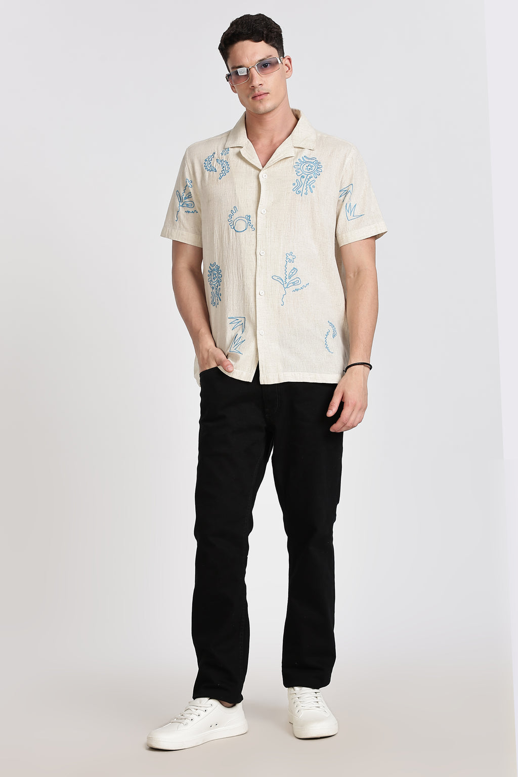 CONTRAST EMBROIDERY. RESORT SHIRT