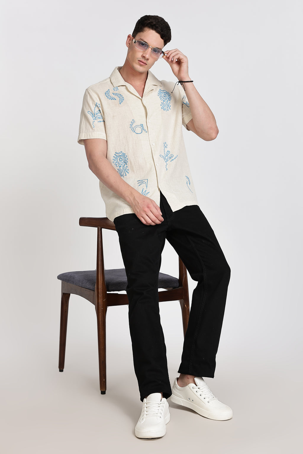 CONTRAST EMBROIDERY. RESORT SHIRT