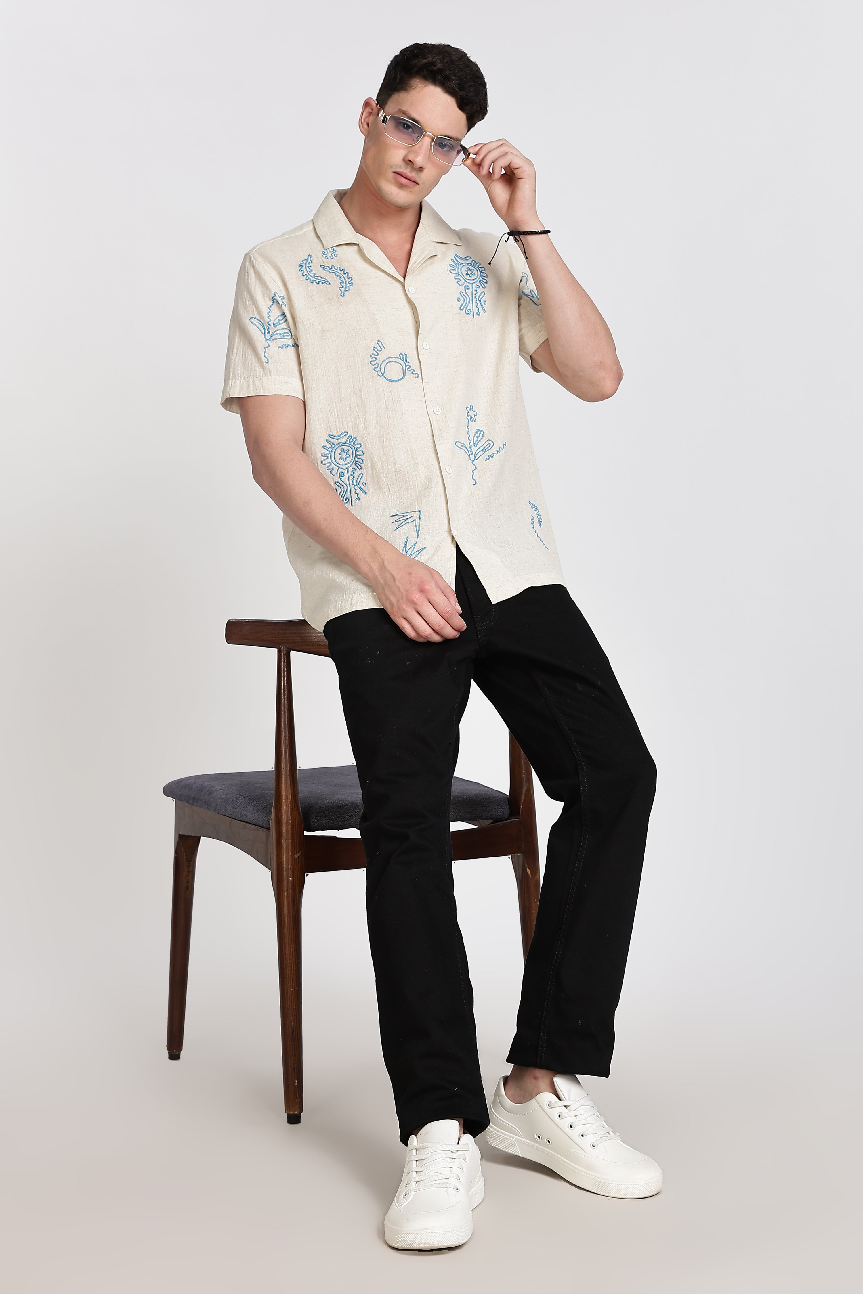 CONTRAST EMBROIDERY. RESORT SHIRT