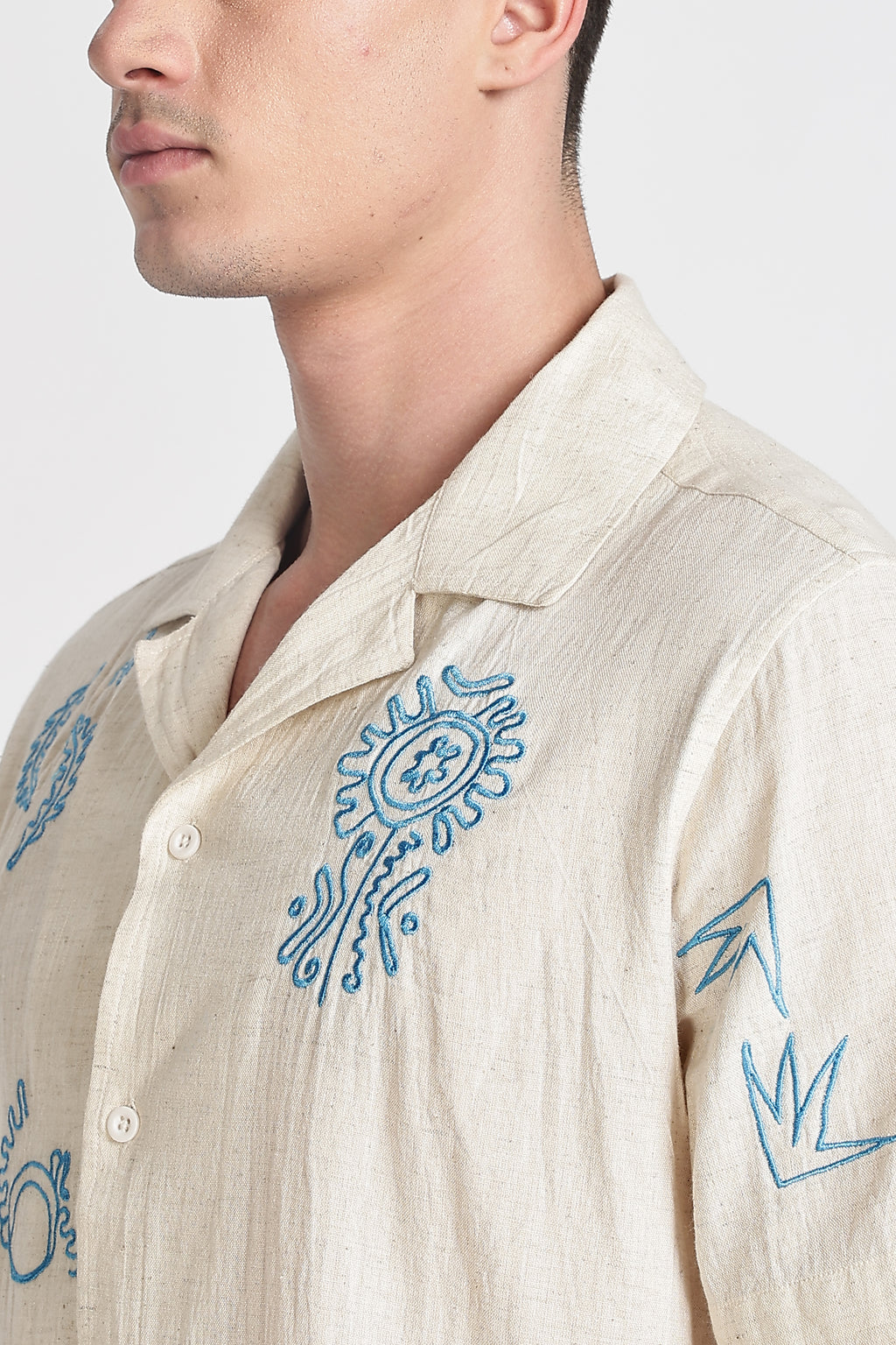 CONTRAST EMBROIDERY. RESORT SHIRT