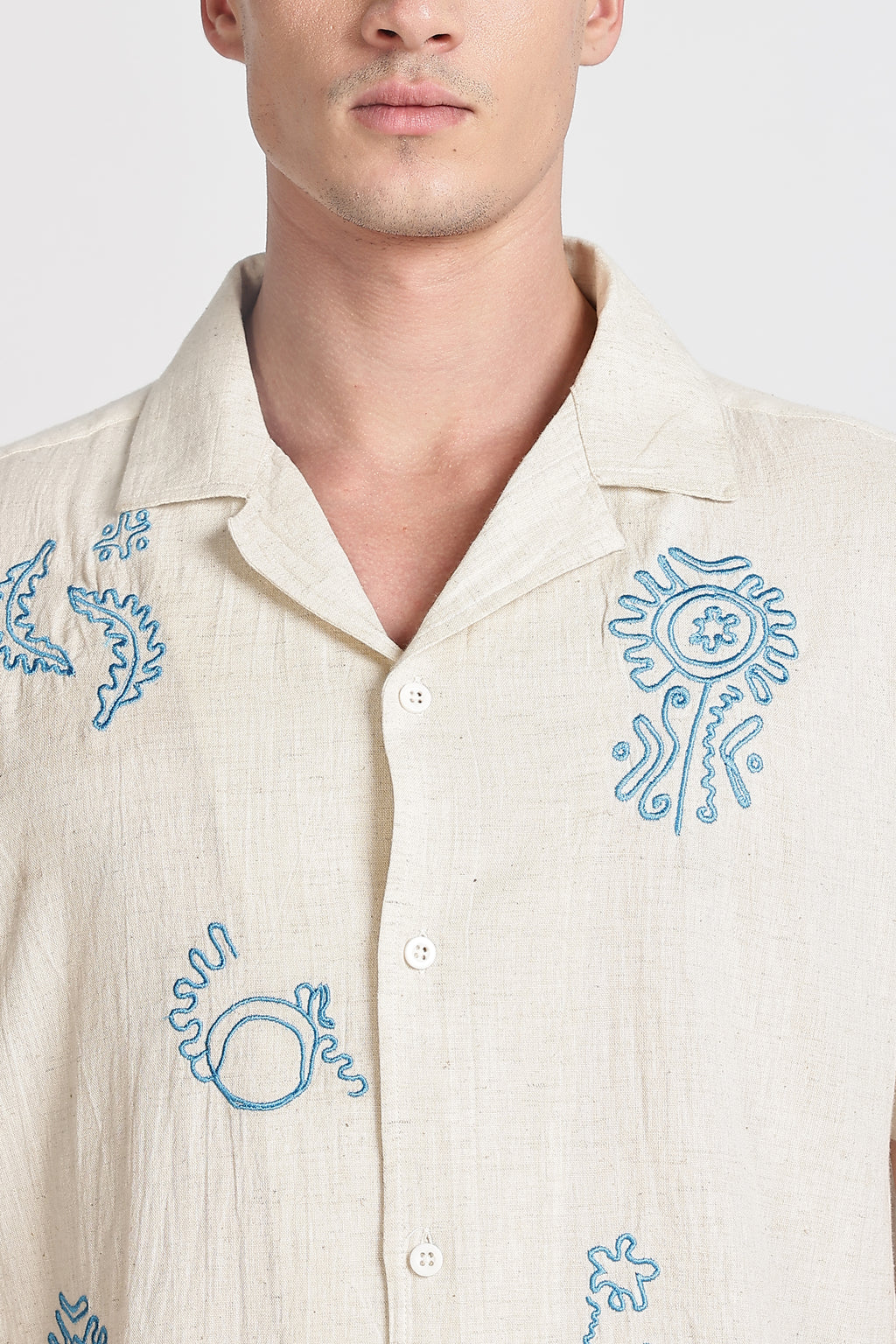 CONTRAST EMBROIDERY. RESORT SHIRT