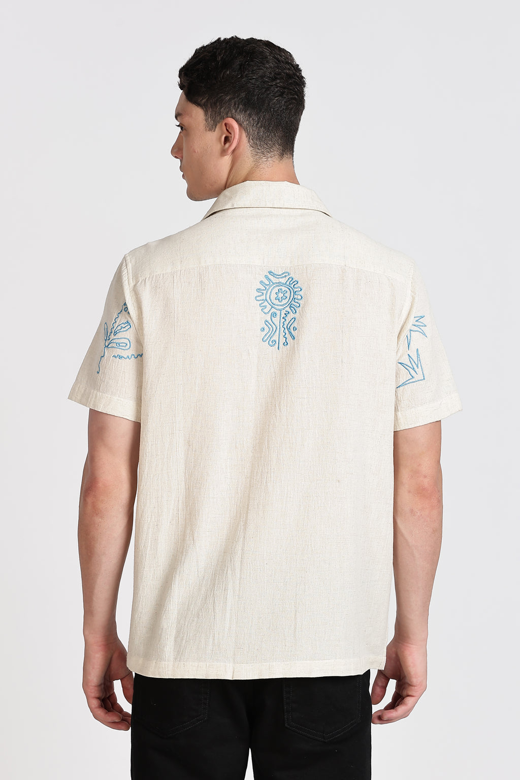 CONTRAST EMBROIDERY. RESORT SHIRT