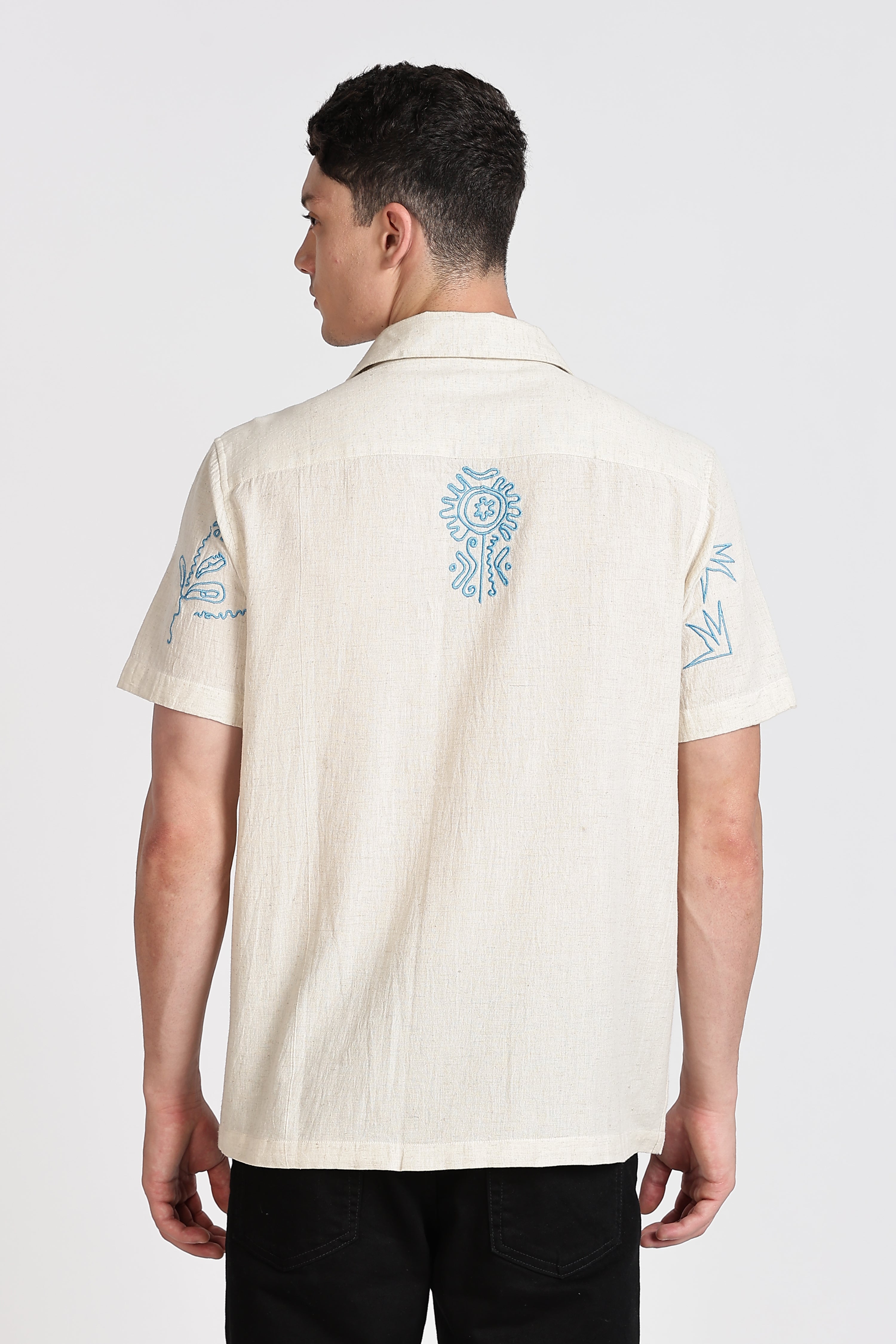 CONTRAST EMBROIDERY. RESORT SHIRT