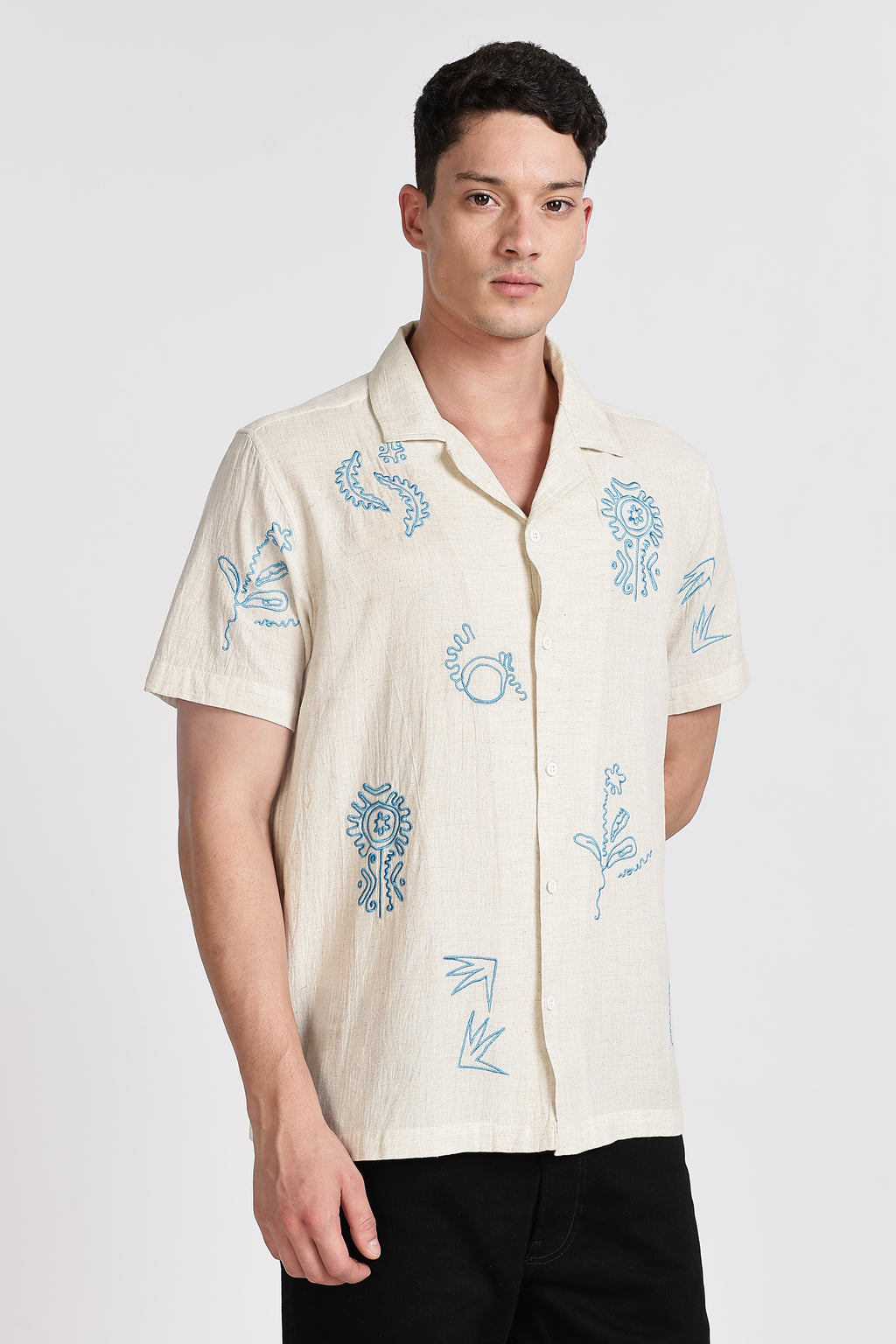 CONTRAST EMBROIDERY. RESORT SHIRT