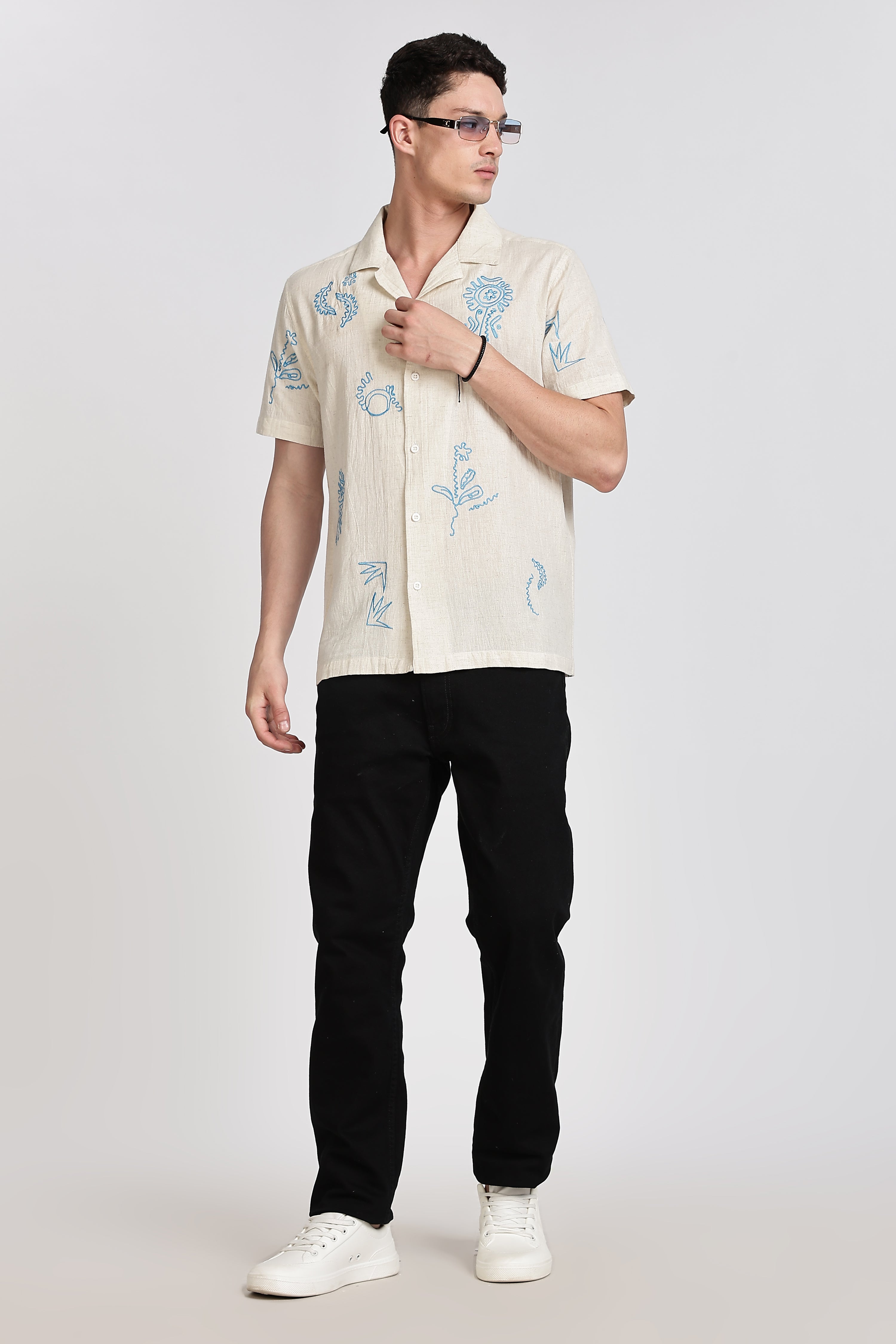 CONTRAST EMBROIDERY. RESORT SHIRT