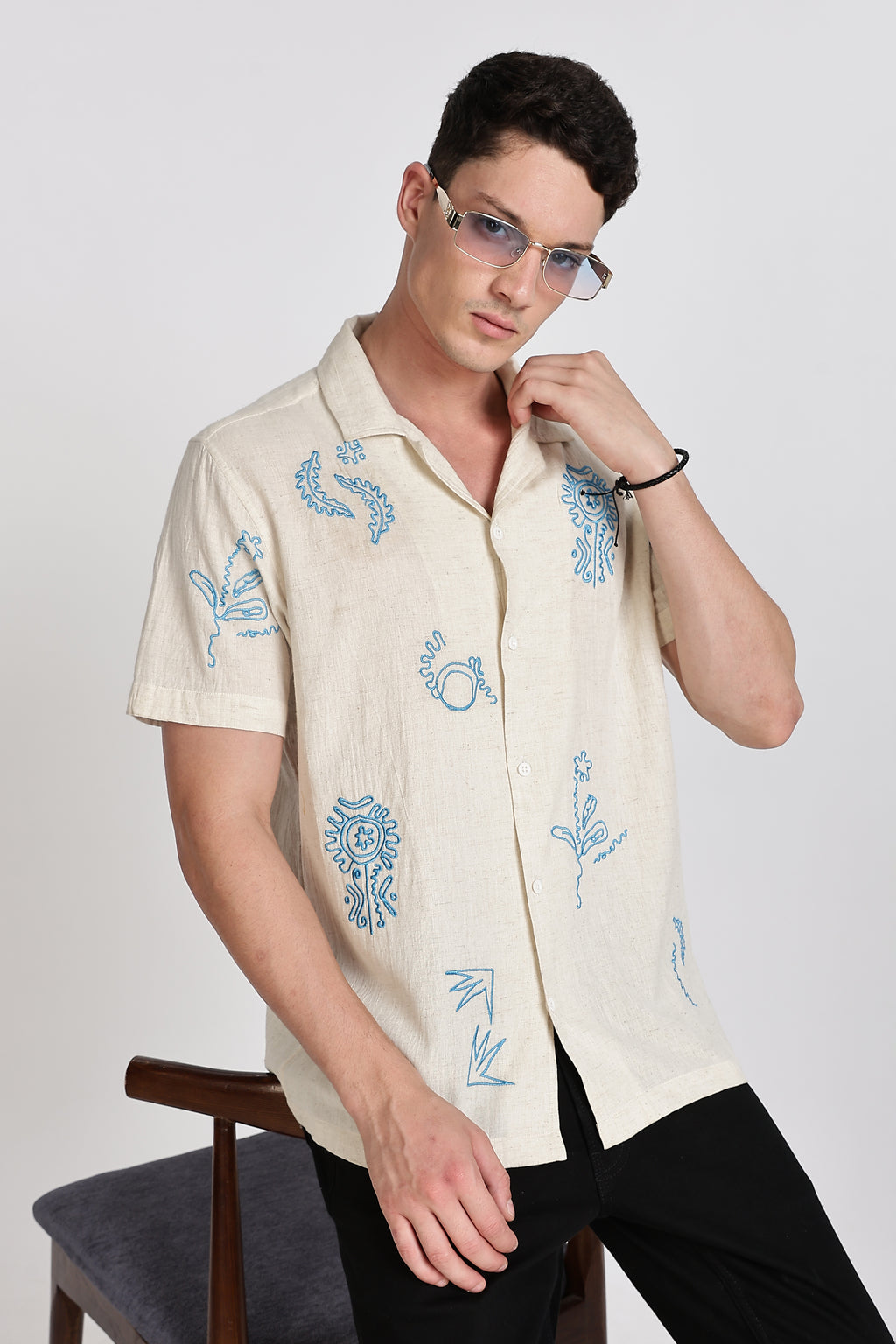 CONTRAST EMBROIDERY. RESORT SHIRT
