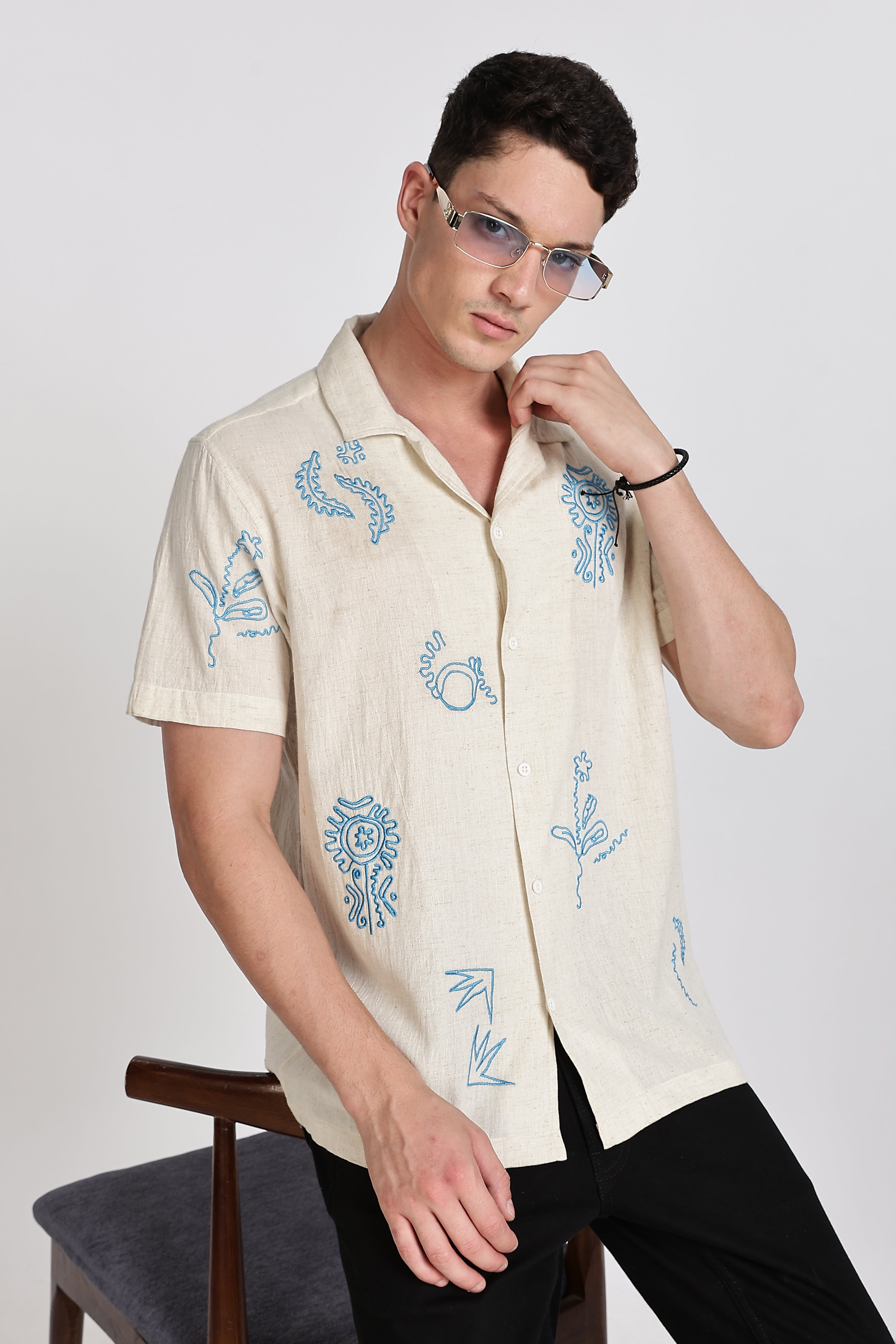 CONTRAST EMBROIDERY. RESORT SHIRT