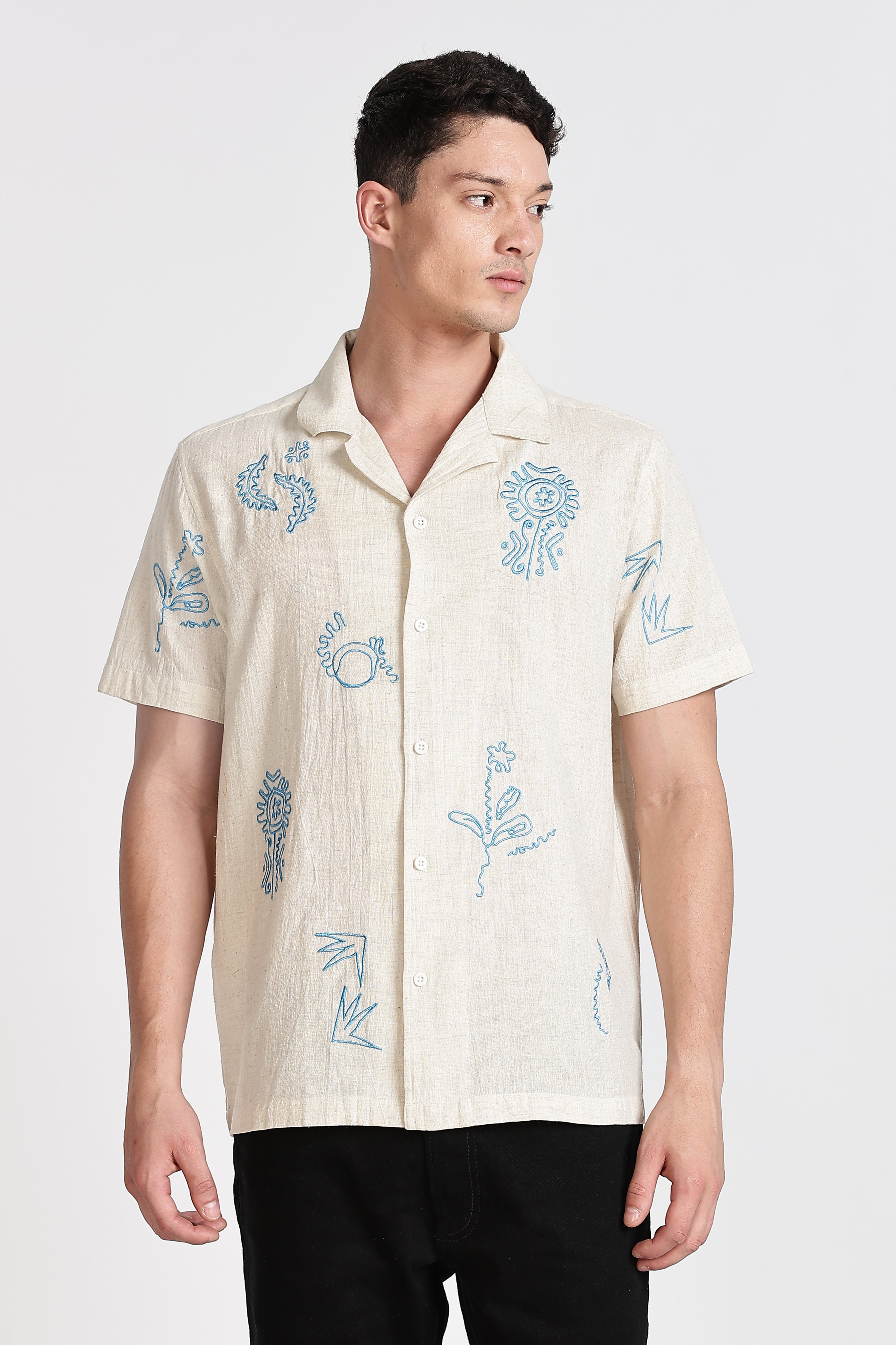 CONTRAST EMBROIDERY. RESORT SHIRT