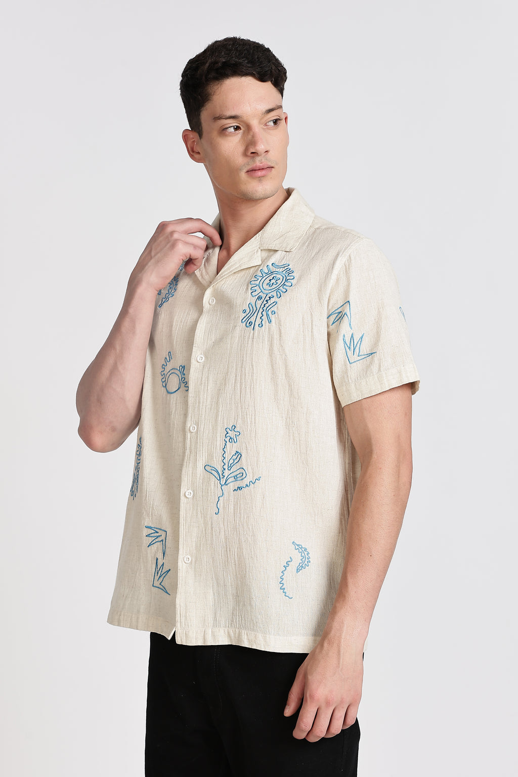 CONTRAST EMBROIDERY. RESORT SHIRT