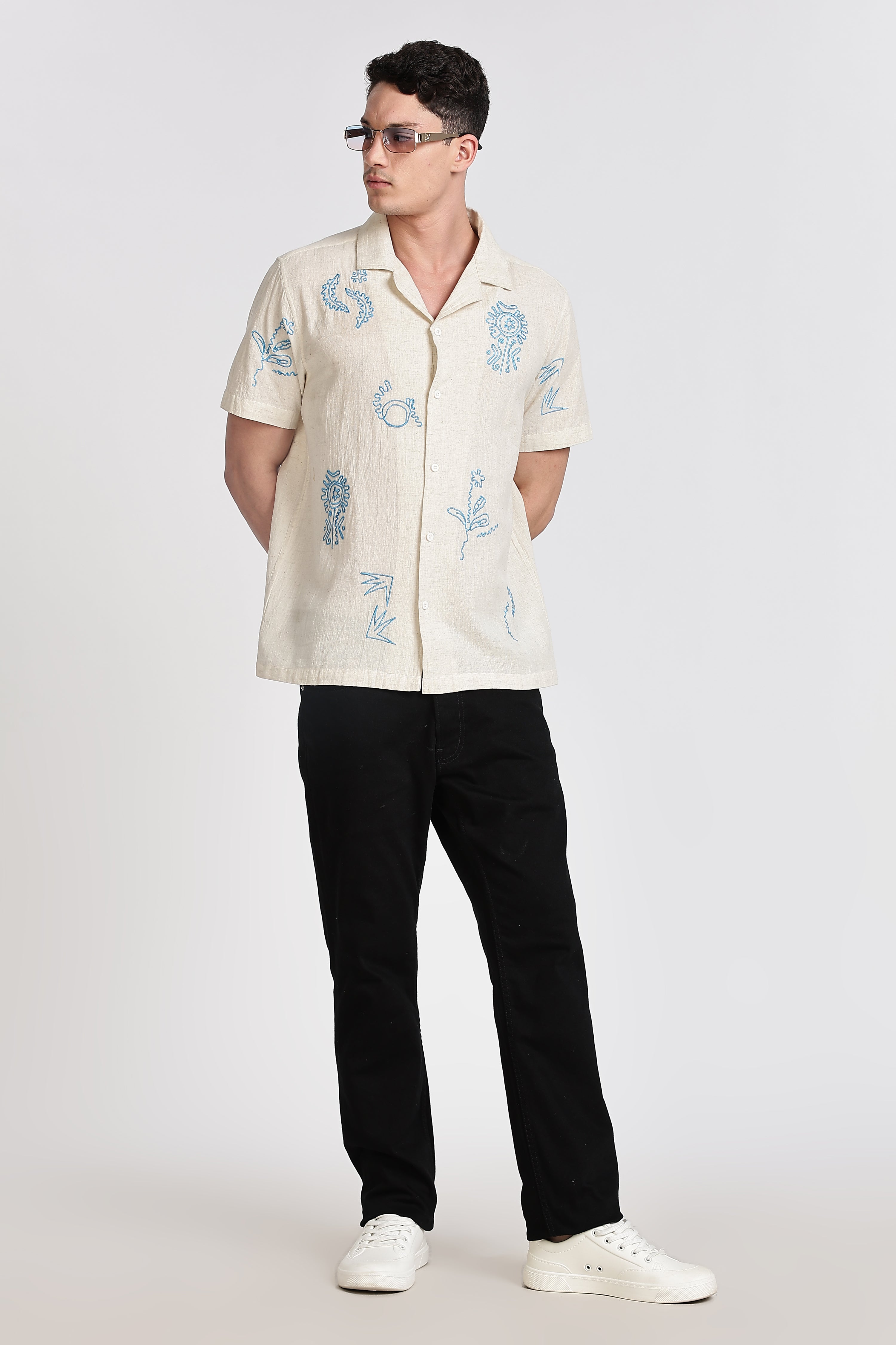 CONTRAST EMBROIDERY. RESORT SHIRT